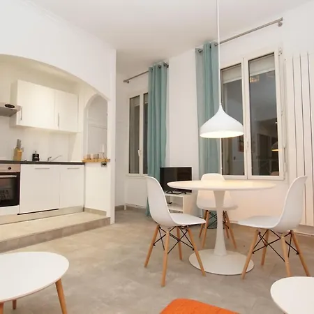 Volupté Classée 3 étoiles Avec Vue Sur Jardins, Garage Et Climatisation Montpellier